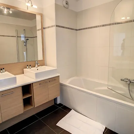 3 Bedrooms, 3 Bathrooms Lecerf 411 * Cannes