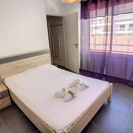 3 Bedrooms, 3 Bathrooms Lecerf 411 *